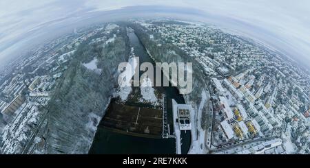 Vista aerea di Augusta in inverno, giornata nevosa e nuvolosa sulla valle di Lech in dicembre Foto Stock