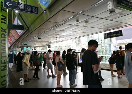 Passeggeri in attesa di treni per Kheha al livello inferiore della stazione di interscambio BTS Siam, Bangkok Foto Stock