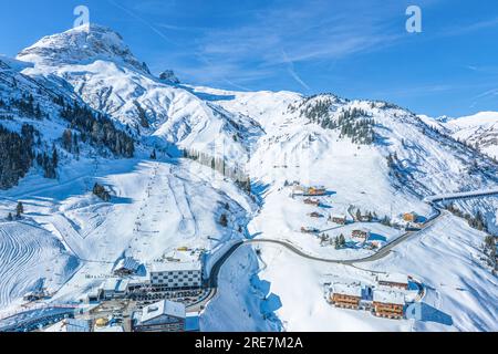 Vista fantastica in inverno sulla stazione sciistica di Warth, nella regione di Arlberg, in Austria Foto Stock