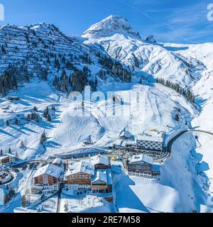 Vista fantastica in inverno sulla stazione sciistica di Warth, nella regione di Arlberg, in Austria Foto Stock