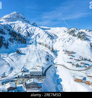 Vista fantastica in inverno sulla stazione sciistica di Warth, nella regione di Arlberg, in Austria Foto Stock