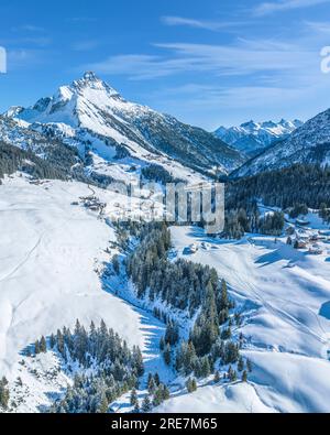 Vista fantastica in inverno sulla stazione sciistica di Warth, nella regione di Arlberg, in Austria Foto Stock