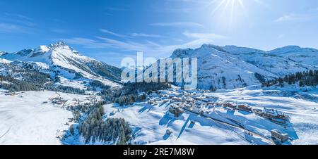 Vista fantastica in inverno sulla stazione sciistica di Warth, nella regione di Arlberg, in Austria Foto Stock