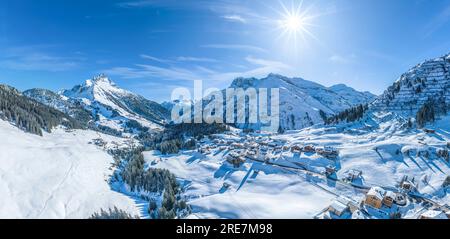 Vista fantastica in inverno sulla stazione sciistica di Warth, nella regione di Arlberg, in Austria Foto Stock