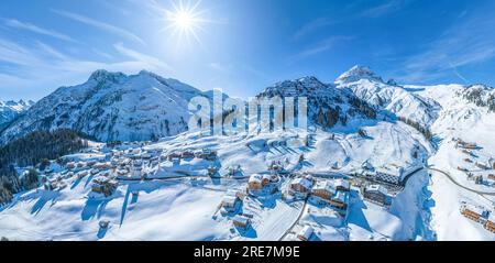 Vista fantastica in inverno sulla stazione sciistica di Warth, nella regione di Arlberg, in Austria Foto Stock