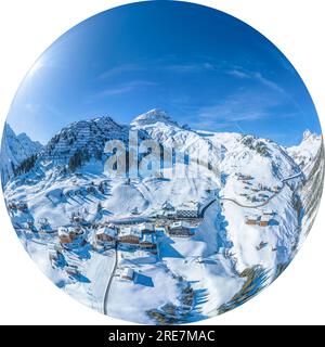 Vista fantastica in inverno sulla stazione sciistica di Warth, nella regione di Arlberg, in Austria Foto Stock