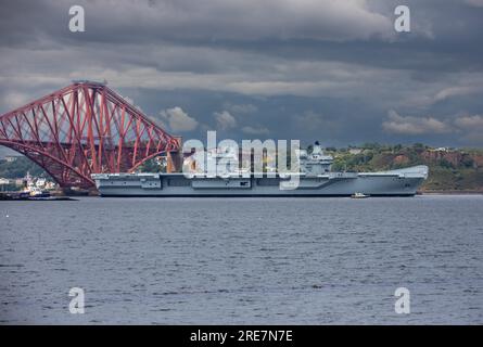 La portaerei HMS Prince of Wales salpò dal Firth of Forth sotto il Forth Bridge dopo aver lasciato il cantiere di Rosyth Foto Stock