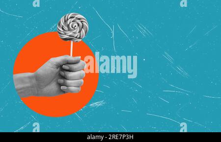 Collage artistico, mano con lecca-lecca su sfondo blu con spazio per la copia. Concetto alimentare con zucchero Foto Stock