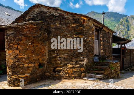 Remoto e ben conservato borgo medievale di Peñalba de Santiago Valle del Silencio. Ponferrada, El Bierzo, Leon, Castilla y Leon. Spagna. Foto Stock