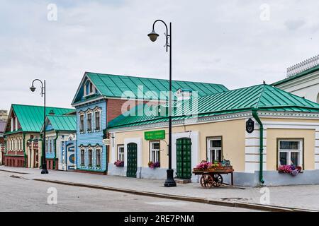 Kazan. Russia - 10 giugno 2023: Un piccolo negozio di souvenir nel vecchio insediamento tataro, strada pedonale Kayum Nasyri, Kazan, Russia. Paesaggio urbano estivo con ciao Foto Stock