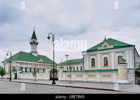 Moschea al Marjani del 18°, esempio di architettura tatara tradizionale. Vecchio insediamento tataro, strada pedonale di Nasyri, Kazan', Russia. Paesaggio urbano estivo. Foto Stock