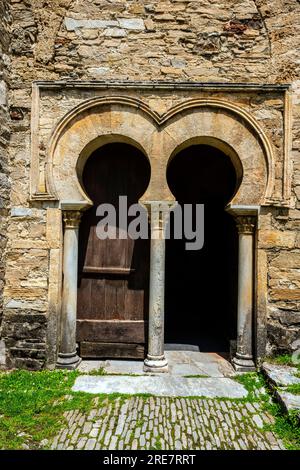 Il doppio arco a ferro di cavallo unisce la navata centrale alla cappella principale. Esterno della chiesa mozaraba Santiago de Peñalba, del X secolo, Valle del Silenci Foto Stock