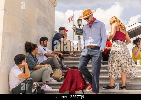 Washington, Stati Uniti. 25 luglio 2023. Il rappresentante Greg Casar riposa sulla scalinata del Campidoglio martedì 25 luglio 2023. Casar sta tenendo uno sciopero della sete, non bevendo o mangiando per tutto il giorno mentre protesta contro un cambiamento nella legge del Texas che vieta le interruzioni idriche obbligatorie. (Foto di Aaron Schwartz/Sipa USA) credito: SIPA USA/Alamy Live News Foto Stock