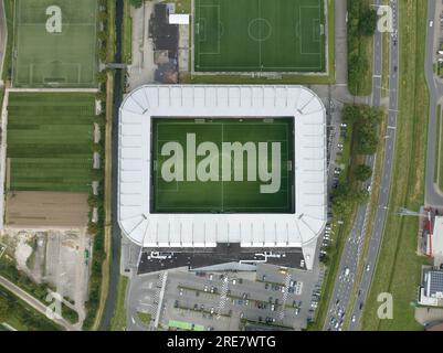 Vista aerea dall'alto verso il basso su uno stadio di calcio ad Almelo, Paesi Bassi. Foto Stock