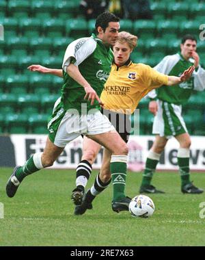 HIBS V STIRLING ALBION. 23/1/99 COPPA DI SCOZIA 3° TURNO. Justin Skinner mette da parte un tackle di Nicholas. Foto Stock