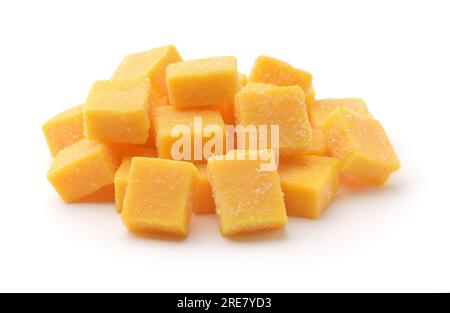 Cumulo di dadi di mango canditi naturali isolati su bianco Foto Stock