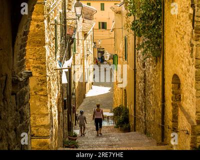 suvereto, toscana, strade d'estate Foto Stock