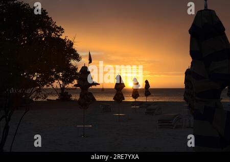 Splendido tramonto dorato su un resort sulla spiaggia nella splendida Aruba. Foto Stock