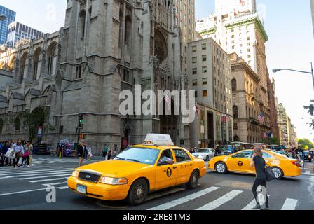 New York City, NY, USA, Busy Street Scenes, Fifth Avenue, auto Yellow Taxis che guida il traffico su strada, St Thomas Church Building Foto Stock