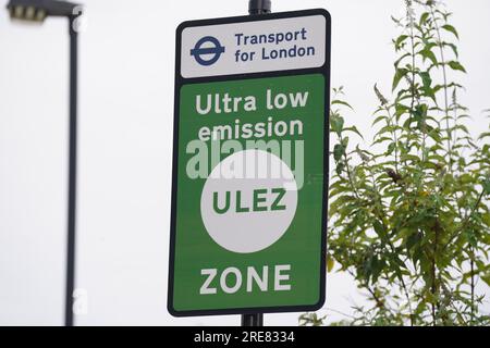 Foto del file datata 14/07/23 di un cartello informativo per la zona a emissioni ultra basse (Ulez) a Londra. Il leader laburista Sir Keir Starmer ha chiesto al sindaco di Londra Sadiq Khan di "riflettere" sull'introduzione della zona a bassissima emissione della capitale (Ulez). Data di emissione: Mercoledì 26 luglio 2023. Foto Stock