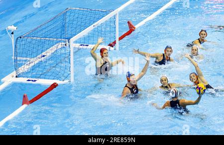 FUKUOKA - 26/07/2023, Laura Aarts, Nina Ten Broek, Bente Rogge e Lieke Rogge in azione contro l'italiana Claudia Roberta Marletta nelle semifinali di pallanuoto (donne) durante la quarta giornata dei Campionati mondiali di nuoto in Giappone. ANP KOEN VAN WEEL paesi bassi fuori - belgio fuori Foto Stock