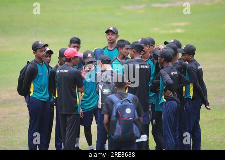 L'allenatore di livello di età del BCB, Sohel Islam, fa discorsi ai giocatori di cricket dei gruppi di età U15 al campo della BCB Academy di Mirpur, Dacca, Bangladesh Foto Stock