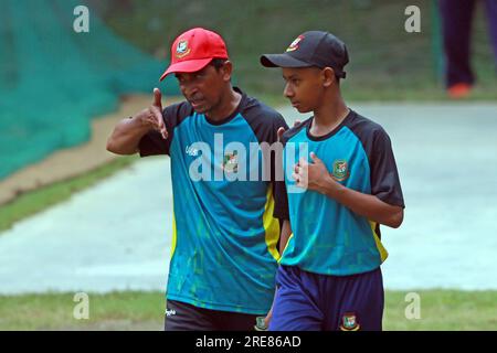 L'allenatore di livello di età del BCB, Sohel Islam, fa discorsi ai giocatori di cricket dei gruppi di età U15 al campo della BCB Academy di Mirpur, Dacca, Bangladesh Foto Stock