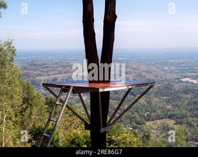 Un posto unico per scattare foto a Puncak Becici, Yogyakarta, Indonesia, con vista sulle montagne, sulla valle e sulla città Foto Stock
