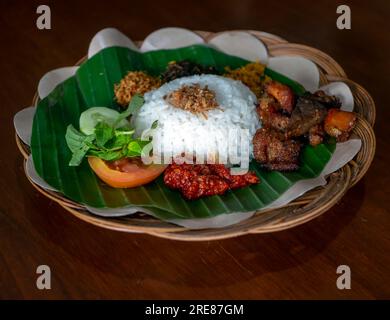 Nasi Krawu, un cibo tradizionale di Gresik, Giava Orientale, Indonesia, servito su una foglia di banana, uno dei pacchetti alimentari ecologici Foto Stock