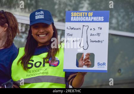 Londra, Inghilterra, Regno Unito. 26 luglio 2023. I membri della Society of Radiographers (SOR) si trovano al picchetto fuori dall'University College Hospital mentre i radiografi in Inghilterra continuano il loro sciopero sulla paga il secondo giorno. (Immagine di credito: © Vuk Valcic/ZUMA Press Wire) SOLO USO EDITORIALE! Non per USO commerciale! Foto Stock