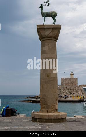 Ingresso al porto di Mandarki a Rodi Foto Stock