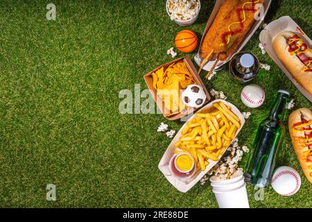 Piatti tradizionali dello stadio e birra di sottofondo, set di vari tipi di baseball, pallacanestro, tifosi di football e spuntini dello stadio, patatine, salse, hot dog, wi-fi Foto Stock