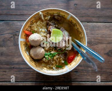 Soto Bakso, una tradizionale zuppa di carne indonesiana con palla di carne, vista dall'alto. Foto Stock