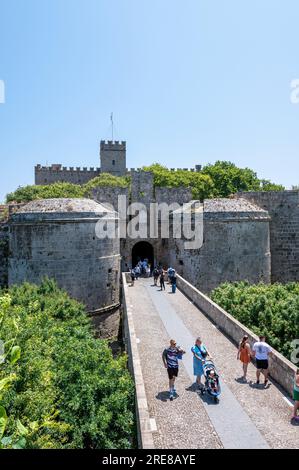 Una delle tante arcate della città vecchia di Rodi Foto Stock