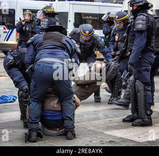 Una serie di attacchi terroristici coordinati da parte di estremisti islamici si sono svolti il 13 novembre 2015 a Parigi. Gli attentatori suicidi attaccarono lo Stade de France a Saint-Denis, mentre un altro gruppo sparò su caffetterie e ristoranti affollati. Un terzo gruppo ha effettuato una sparatoria di massa e preso ostaggi in un concerto Eagles of Death Metal a cui hanno partecipato 1.500 persone nel teatro Bataclan. 130 persone sono state uccise e 416 persone sono rimaste ferite. Francia. Foto Stock