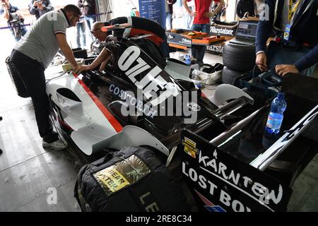 Imola, IT, maggio 2018: Corsa sconosciuta con Minardi F1 Model PS05 2000 in azione durante il Minardi Historic Day 2018 nel circuito di Imola in italia. Foto Stock