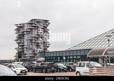 Parcheggio del centro commerciale Fisketorvet con la torre Cactus dietro. Alto e moderno edificio residenziale affacciato su un cielo grigio. Copenhagen, Danimarca Foto Stock