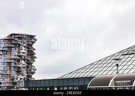 Parcheggio del centro commerciale Fisketorvet con la torre Cactus dietro. Alto e moderno edificio residenziale affacciato su un cielo grigio. Copenhagen, Danimarca Foto Stock