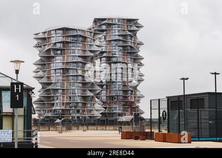 Parcheggio del centro commerciale Fisketorvet con la torre Cactus dietro. Alto e moderno edificio residenziale affacciato su un cielo grigio. Copenhagen, Danimarca Foto Stock