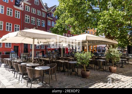 Accogliente ristorante estivo con caffetteria sulla strada della città di Copenhagen, Danimarca Foto Stock