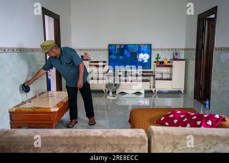 (230726) - JINPING, 26 luglio 2023 (Xinhua) - Zhang Puzhong fa le pulizie nel salotto della sua residenza prima di un tour nella foresta nel villaggio di Xiaxinzhai, Zhemi Township, Jinping County, Honghe Hani e Yi, provincia dello Yunnan della Cina sud-occidentale, 23 luglio 2023. Dopo giorni di riflessione, Zhang Puzhong decise di fare qualcosa di istruttivo ai suoi nipoti: Riportarli nella foresta che abitava da bambino più di 60 anni fa. E' molto importante. So quanto sono felice oggi perché non dimentico mai quanto fosse amara la mia vita in passato", ha detto Zhang. Foto Stock