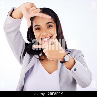 Cornici per dita, ritratti e donna d'affari in studio, sfondo bianco o foto del profilo creativo. Faccia di lavoratrice donna, mani o prospettiva del telaio Foto Stock