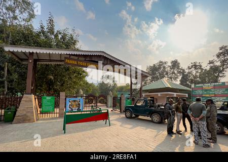 panna National Park, madhya pradesh, india - 24 dicembre 2022: Ingresso principale o cancello d'ingresso per veicoli safari e turisti alla madla porta di panna Foto Stock