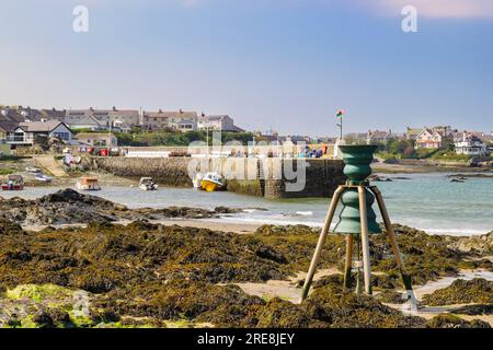 Campana della marea di San Patrizio sulla spiaggia di Cemaes Bay, Isola di Anglesey, Galles, Regno Unito, Gran Bretagna Foto Stock