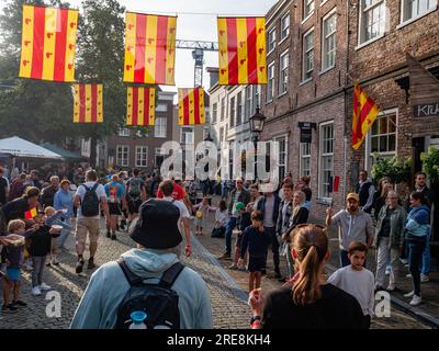 Gli escursionisti arrivano in una delle città decorate con bandiere. Poiché è il più grande evento a piedi di più giorni del mondo, l'International Four Days Marches (in olandese "De Vierdaagse") è visto come il primo esempio di sportività e legame internazionale tra militari, donne e civili di molti paesi diversi. Quest'anno, era l'edizione 105 e il numero ufficiale di camminatori registrati era di 43.363 da 77 paesi. I partecipanti possono scegliere di camminare per 30 km, 40 km o 50 km al giorno. L'ultimo giorno, 39.019 camminatori hanno attraversato il traguardo. Dopo un ingresso festivo sul vi Foto Stock