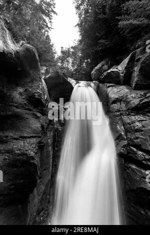 Le riprese a lunga esposizione a cascata sono in bianco e nero Foto Stock