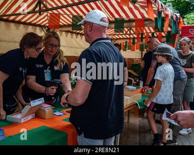 16 luglio 2023, Nijmegen, Paesi Bassi: I partecipanti vengono visti ritirare i braccialetti per la registrazione all'evento. Poiché si tratta del più grande evento a piedi di più giorni del worldâ, l'International Four Days Marches (in olandese "De Vierdaagse") è visto come il primo esempio di sportività e legame internazionale tra militari, donne e civili di molti paesi diversi. Quest'anno, era l'edizione 105 e il numero ufficiale di camminatori registrati era di 43.363 da 77 paesi. I partecipanti possono scegliere di camminare per 30 km, 40 km o 50 km al giorno. L'ultimo giorno, 39.019 escursionisti cros Foto Stock