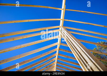 L'utilizzo di travi a capriate in legno per la costruzione di tetti in una nuova casa è un metodo che utilizza travi di supporto Foto Stock