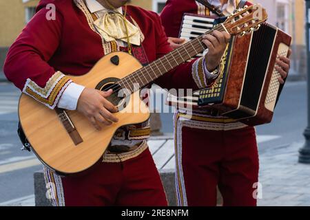Band mariachi di musicista messicano in una strada cittadina Foto Stock