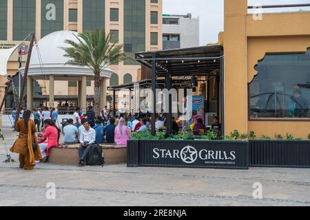 Dubai, Emirati Arabi Uniti -- 16 aprile 2023. Una fotografia di un ristorante all'aperto vicino al Dubai Creek Walkway. Foto Stock